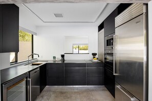 Kylskåp, mikrovågsugn, ugn och spishäll