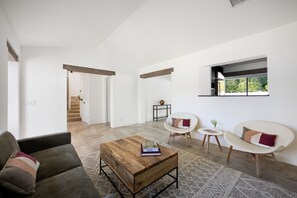 Tv, eldstad och en stereo