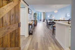 Interior - Palms of Destin| 9th flr Jr Suite|Lagoon Pool View (Destin)