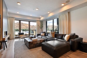 TV, caminetto, impianto stereo