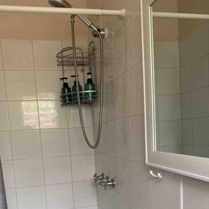Ducha, secador de pelo, toallas y jabón