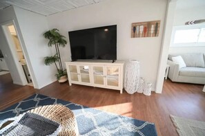 TV - Historic Oneida Lakefront Home 14/BR Sleeps 42! (Blossvale)