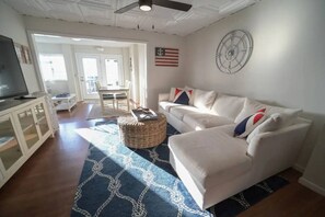 TV - Historic Oneida Lakefront Home 14/BR Sleeps 42! (Blossvale)