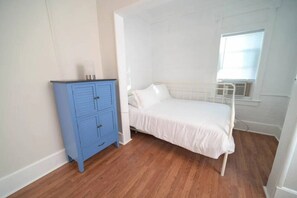 14 bedrooms, desk, iron/ironing board, WiFi - Historic Oneida Lakefront Home 14/BR Sleeps 42! (Blossvale)