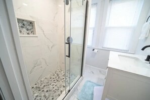 Hair dryer - Historic Oneida Lakefront Home 14/BR Sleeps 42! (Blossvale)