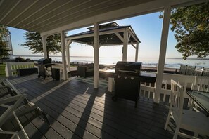 Outdoor dining - Historic Oneida Lakefront Home 14/BR Sleeps 42! (Blossvale)