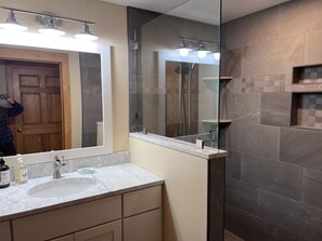 Shower, hair dryer, towels, soap - Cozy cabin near Conway Lake and North Conway (Center Conway)