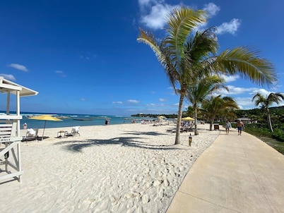 Hospitality Expert Greens: 6BR, Pool, Beach, Chef