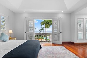 7 habitaciones, escritorio y tabla de planchar con plancha