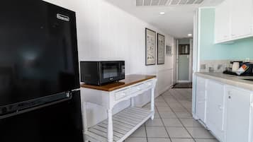 Een koelkast, een magnetron, een koffiezetapparaat/waterkoker