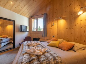 8 bedrooms, free WiFi, bed sheets