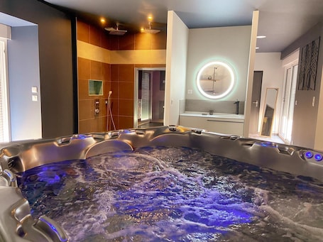 Spa. Industrial Loft with Spa & Sauna in Touraine – Perfect Getaway in Loire Valley!