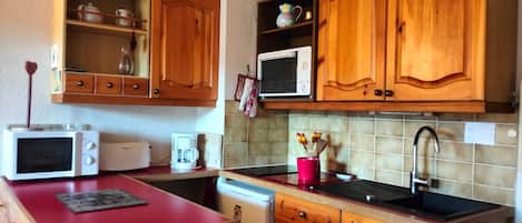 Horno, lavavajillas y cafetera o tetera