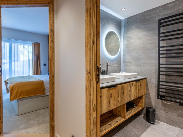 3 bedrooms, free WiFi, bed sheets - Refined apartment with direct slope access, wifi, and 2 parking spots (Val-d'Isère)