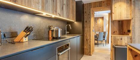 ثلاجة، ميكروويف، فرن، غسالة أطباق