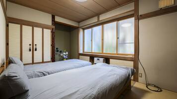 5 kamar tidur, meja kerja, tirai kedap cahaya, dan setrika/meja setrika