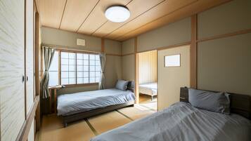 5 bedrooms, desk, blackout curtains, iron/ironing board