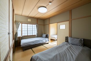 5 bedrooms, desk, blackout drapes, iron/ironing board - AKANE (Otaru)