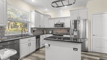 Fridge, microwave, stovetop, dishwasher