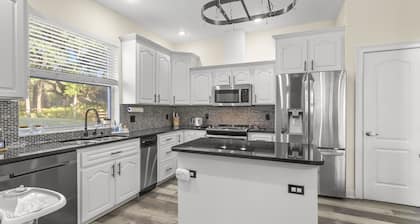 Majestic 3-Acre Heated Pool Estate ~ Scenic View ~ Events