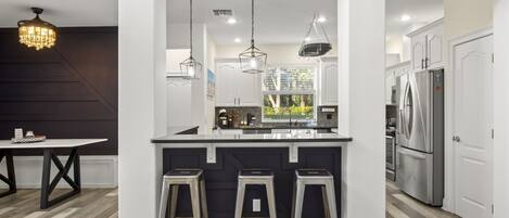 Réfrigérateur, micro-ondes, plaque de cuisson, lave-vaisselle