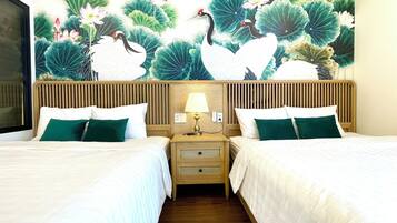 Une chambre d’hôtel avec deux lits, une tête de lit en bois, une table de chevet avec une lampe et une fresque murale représentant des fleurs de lotus et des oiseaux.