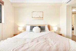 2 habitaciones, tabla de planchar con plancha y cuna de viaje 