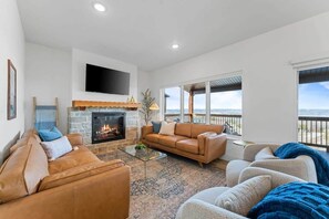 TV, fireplace, offices - Private PICKLEBALL Court! Hot Tub! Lake View! (Kimberling City)
