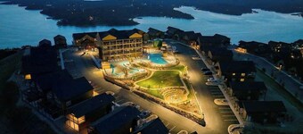 Private PICKLEBALL Court! Hot Tub! Lake View!