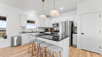 Refrigerador, microondas, horno, placa de cocina