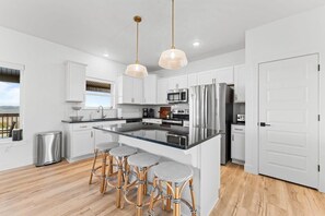 Fridge, microwave, oven, stovetop - Private PICKLEBALL Court! Hot Tub! Lake View! (Kimberling City)