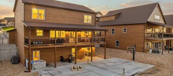 Private PICKLEBALL Court! Hot Tub! Lake View!