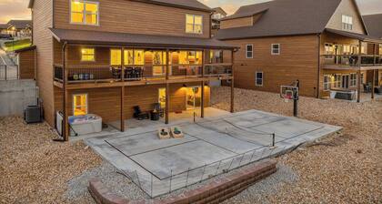Private PICKLEBALL Court! Hot Tub! Lake View!