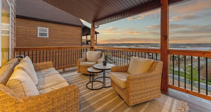 Private PICKLEBALL Court! Hot Tub! Lake View!