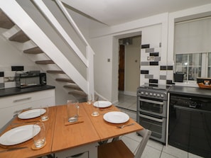 Fridge, dishwasher, electric kettle, toaster - Quarry Cottage (Buxton)
