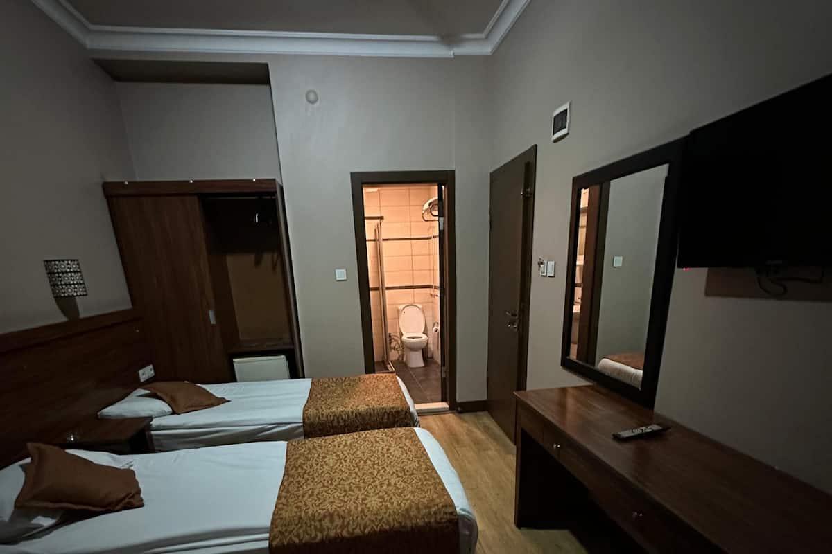 Quarto conforto | 1 quarto, frigobar, escrivaninha, espaço de trabalho para notebook