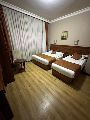 Habitación Confort con 2 camas individuales | Minibar, escritorio, espacio para trabajar con laptop y wifi gratis