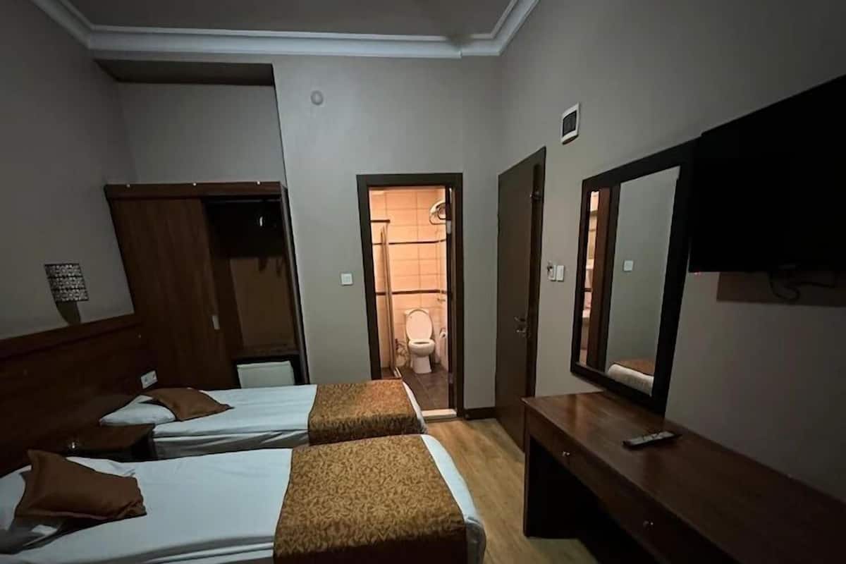 Comfort Triple Room | Ropa de cama de alta calidad, minibar y escritorio