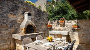 Outdoor dining - Villa Casa Tessa by Villas Guide (Tar)