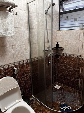 Toallas, jabón y papel higiénico