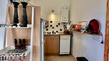 Réfrigérateur, micro-ondes, plaque de cuisson, lave-vaisselle