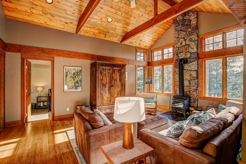 Evergreen View - A Modern Mountain Retreat