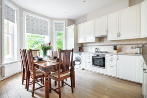 Fridge, microwave, oven, stovetop - Stylish apartment in Hampstead: perfect for families and couples.  (London)