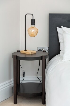 3 bedrooms, iron/ironing board, travel cot, free WiFi - Stylish apartment in Hampstead: perfect for families and couples.  (London)