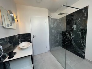 Dusche, Haartrockner, Handtücher, Seife