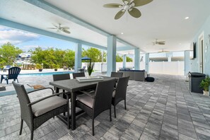 Outdoor dining - Mermaid's Paradise ~ Pool ~ Dock ~ Games ~ Views! (Marathon)