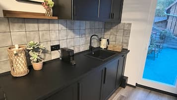 Kühlschrank, Ofen, Herdplatte, Wasserkocher mit Kaffee-/Teezubehör