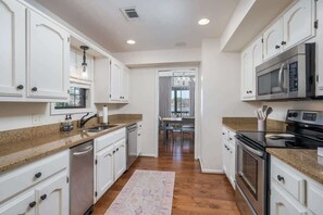 Køleskab, mikrobølgeovn, ovn, kogeplade