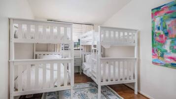 3 soverom, skrivebord, strykejern/-brett og wi-fi