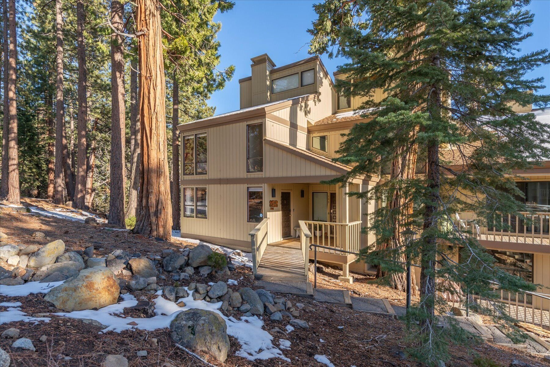 Stylish Kingswood Village townhome
